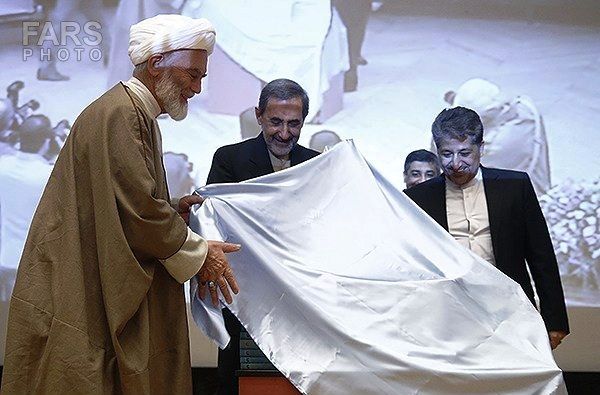 رونمایی از پنج نسخه خطی کتاب قانون با حضور دکتر ولایتی