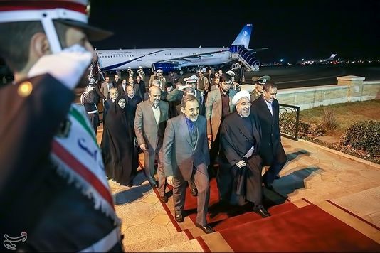 استقبال ولایتی از روحانی در بازگشت از داووس/ عکس