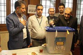 حضور دکتر علی اکبر ولایتی در شعبه اخذ رای  چهاردهمین دوره انتخابات ریاست جمهوری
