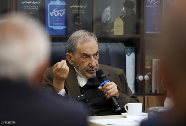 دیدار پیشکسوتان وزارت امور خارجه با دکتر ولایتی