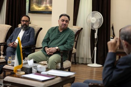 دیدار دبیر و مدیران جشنواره «لوتوس» با دکتر ولایتی