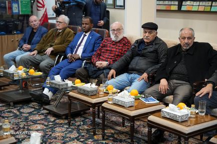 دیدار جمعی از شخصیت‌ها و نخبگان برجسته مجمع جهانی حامیان مقاومت با دکتر ولایتی